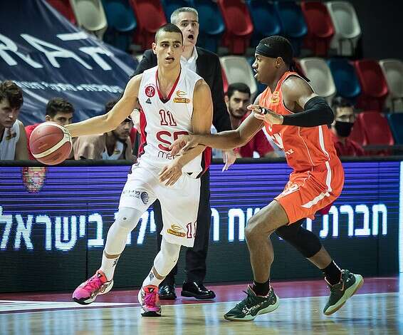 מדר, 17 זריקות מהשדה הערב // צילום: עודד קרני